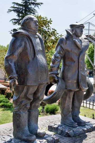 Tiflis, Georgia - 08 de mayo de 2019: Monumento dedicado a los héroes del cine Mimino — Foto de Stock