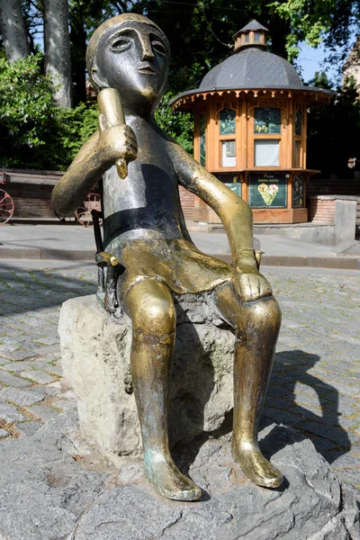 Figura de bronce, monumento al anfitrión con cuerno - cabeza de fiesta en Georgia, Tiflis — Foto de Stock