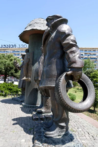 Tiflis, Georgia - 08 de mayo de 2019: Monumento dedicado al director Georgy Danelia y héroes del cine Mimino — Foto de Stock