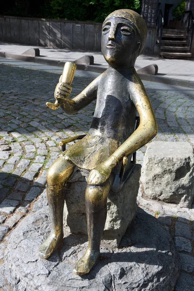 Figure en bronze, monument à accueillir avec corne - tête de fête en Géorgie, Tbilissi — Photo