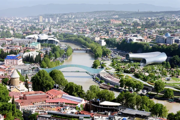 Kura rivier, moderne futuristische brug, kunstvoorwerpen en oude straten in het centrale deel van Tbilisi. Bovenaanzicht — Stockfoto