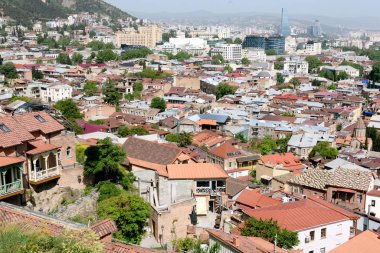 Güneşli bir günde kırmızı çatılı Eski Tiflis manzarası