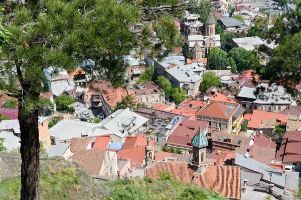 Güneşli bir günde kırmızı çatılı Eski Tiflis manzarası — Stok fotoğraf