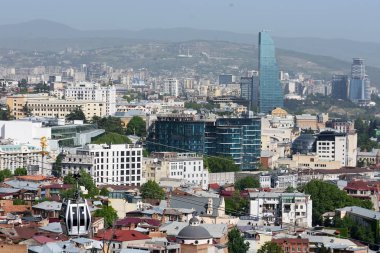 Güneşli bir günde modern binalarla Tiflis 'in merkezindeki en üst manzara