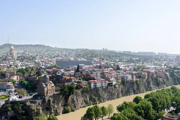 Top pohled na řeku Kura a čtvrť Avlabari v centru města Tbilisi, Gruzie — Stock fotografie