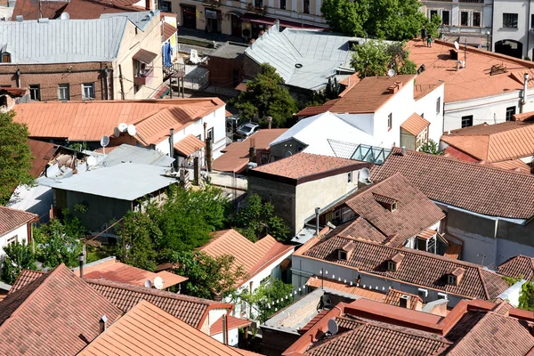 Horní pohled na Staré Tbilisi s červenými kachlovými střechami za slunečného dne — Stock fotografie