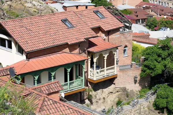 Döşeme çatılı ve oyulmuş ahşap balkonlu bir ev. Tiflis, Eski Şehir — Stok fotoğraf