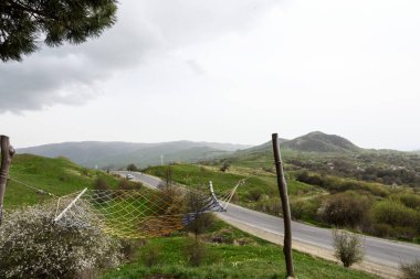 Kafkas Dağları 'nın ortasındaki bir yolun üstündeki bir tepede dinlenmek için hamak.