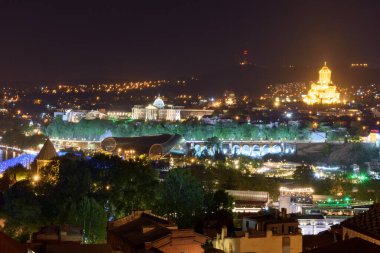 Katedral ve modern mimari objeleri ile Tiflis 'in gece merkezindeki üst görünüm