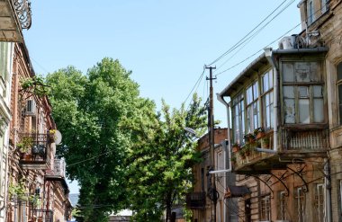 Tiflis eski şehirde geleneksel samimi avlu
