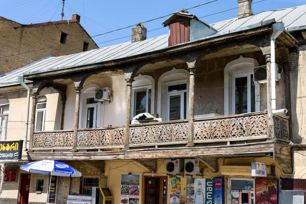 Tbilisi, Georgia - 08 Maggio 2019: Tradizionale balcone in legno intagliato di edificio residenziale nel centro di Tbilisi — Foto Stock