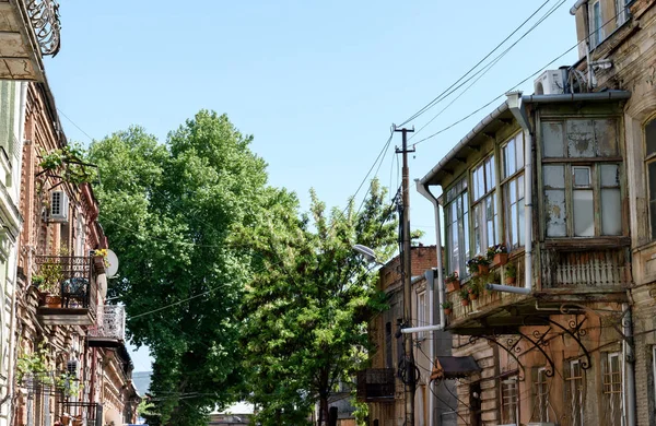 Perinteinen intiimi piha Tbilisin vanhassa kaupungissa — kuvapankkivalokuva