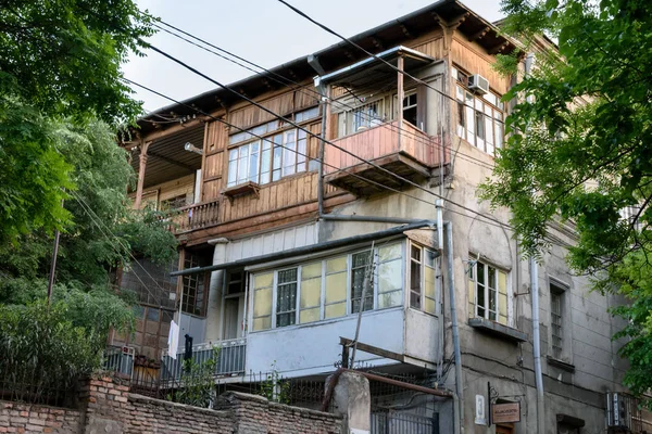 Balcones tradicionales de madera del edificio residencial en el centro de Tiflis —  Fotos de Stock