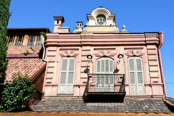 Činžovní dům s malým železným balkónem v centru Tbilisi — Stock fotografie