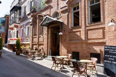 Tiflis, Gürcistan - Mayıs, 08 2019: Tiflis 'in merkezinde küçük, rahat bir caddede açık hava kafe