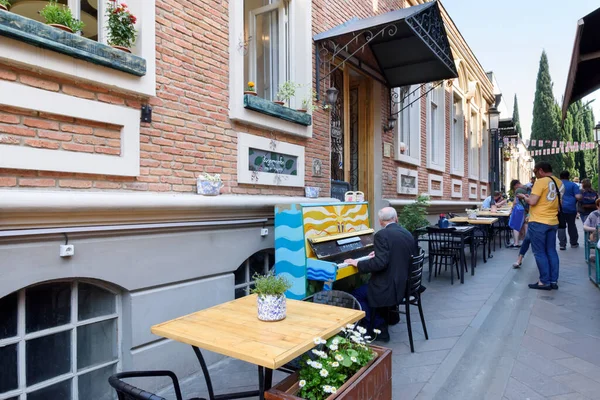 Tbilisi, Georgia - mai 2019: Kafe i friluft på en liten, koselig gate i sentrum av Tbilisi – stockfoto