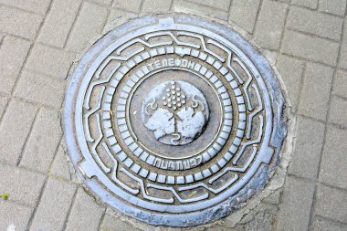 Erevan, Ermenistan-Nisan, 28 2019: Erevan Caddesi 'ndeki Vine Image ile Telefon Hatch