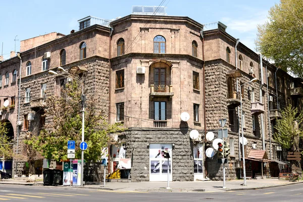 Edificio residenziale nel centro di Erevan, costruito in tradizionale tufo rosa roccia vulcanica — Foto Stock