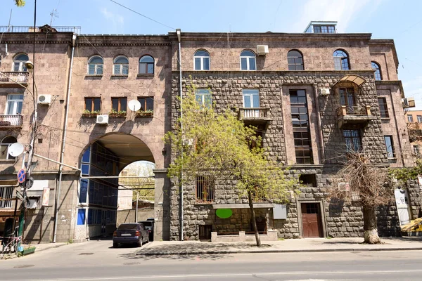 Residential building in center of Yerevan, built of traditional pink tuff - volcanic rock — Stock Photo, Image