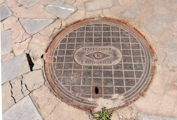 Erevan, Armenia-April, 28 2019: Sewer manhole with inscription in Russian on Erevan street — Stock Photo, Image