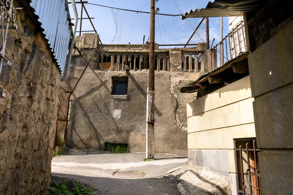 Barrio residencial pobre en el centro de Ereván — Foto de Stock