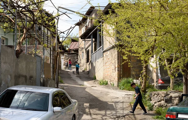 Ereván, Armenia-28 de abril de 2019: lugareños en la calle del distrito residencial pobre en el centro de Ereván —  Fotos de Stock