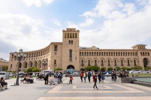 Ereván, Armenia-28 de abril de 2019: Plaza de la República - plaza central de Ereván — Foto de Stock