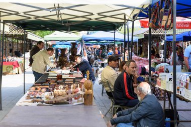 Erivan, Ermenistan-Nisan, 28 2019: Erivan şehir merkezindeki Vernissage bit pazarındaki hediyelik eşya tüccarları