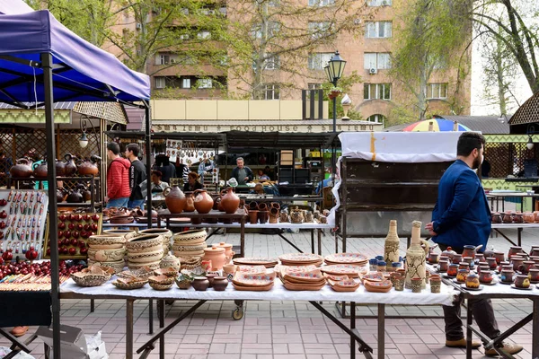 Erevan, Armenia-28 aprile 2019: Banco di ceramica nel mercato delle pulci di Vernissage nel centro di Erevan — Foto Stock