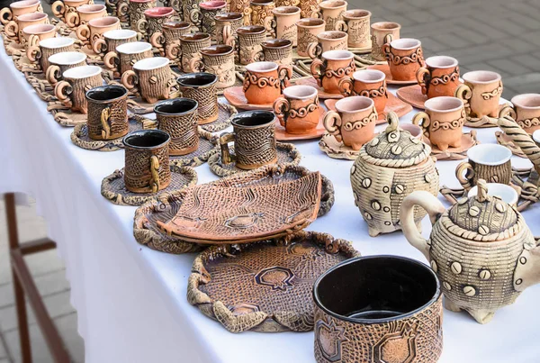 Ereván, Armenia-28 de abril de 2019: Contador de cerámica en el mercadillo de Vernissage en el centro de Ereván — Foto de Stock