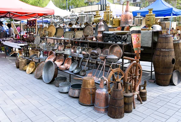 Ereván, Armenia-28 de abril de 2019: Utensilios antiguos en el mercadillo de Vernissage en el centro de Ereván — Foto de Stock