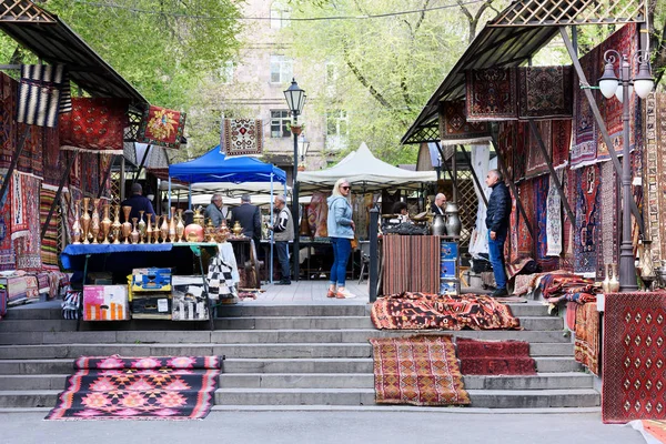 Erivan, Ermenistan-Nisan, 28 2019: Erivan 'ın merkezindeki Vernissage bit pazarında geleneksel Ermeni halılarıyla sıralanır Stok Resim