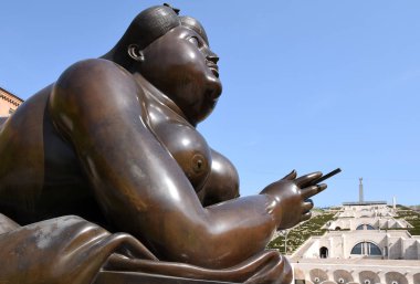 Erivan, Ermenistan-Nisan, 29 2019: Erivan 'ın merkezinde Cascade' nin eteğinde sigara içen kadın