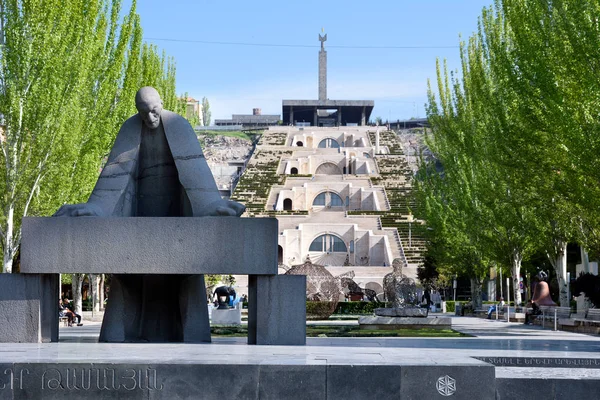 Erivan, Ermenistan - 29 Nisan 2019: Ünlü Ermeni mimar Alexander Tamanyan anıtı ve Erivan Şelalesi manzarası — Stok fotoğraf