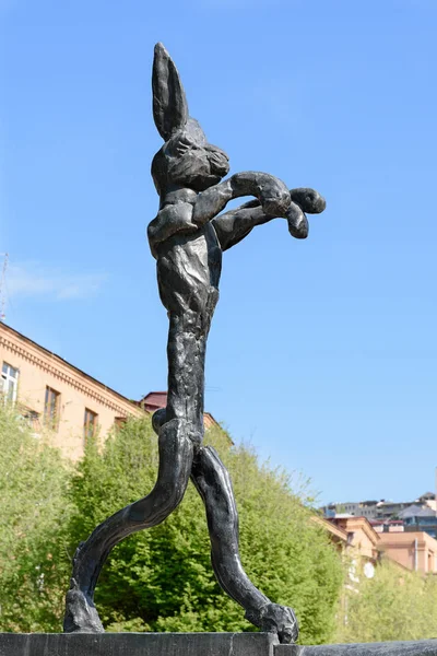 Yerevan, Armenië-april, 29 2019: boksende bronzen haas in steegje aan voet van Cascade in het centrum van Yerevan — Stockfoto