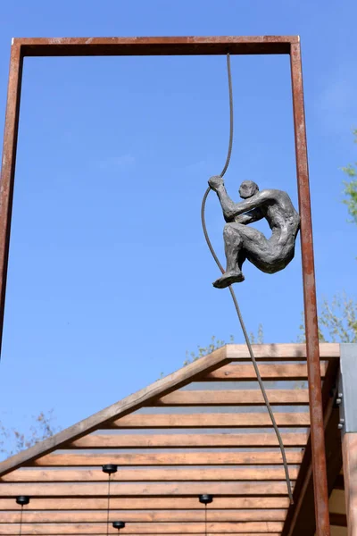 Ереван, Армения-29 апреля 2019 года: человек держится за веревку - часть скульптурной композиции в центре Еревана — стоковое фото