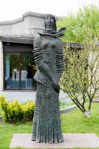 Erevan, Armenia-April, 29 2019: Karabakh woman based on the image of a dancer and singer Arev Baghdasaryan — 스톡 사진