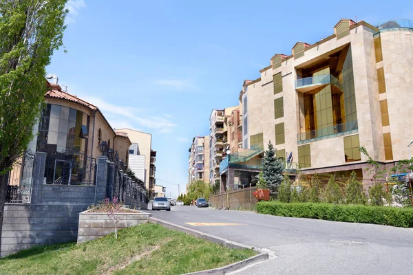 Rua com edifícios residenciais no distrito de elite de Yerevan — Fotografia de Stock