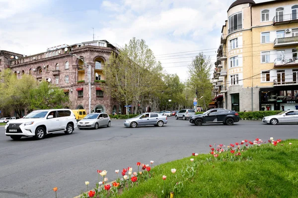 Kruispunt en een straat met woongebouwen in het centrum van Jerevan — Stockfoto