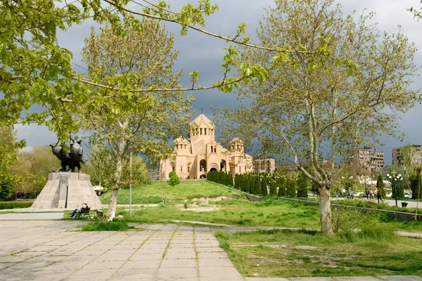 Ereván, Armenia, 29 de abril de 2019: Catedral de San Gregorio Iluminador en Ereván — Foto de Stock