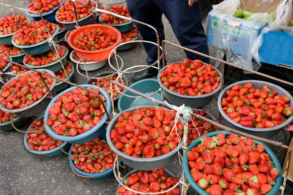 Fresas rojas maduras grandes en tazas grandes en el mercado de comestibles en Ereván —  Fotos de Stock