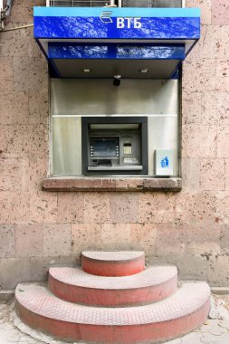 Erivan, Ermenistan-Nisan, 29 2019: Erivan, Ermenistan 'daki Vtb Bank ATM