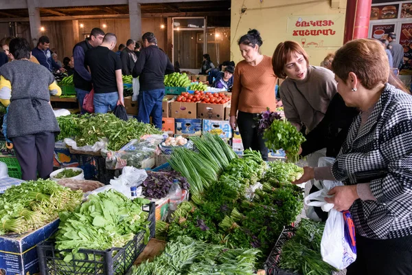 Erevan, Armenia-29 aprile 2019: Acquirenti e venditori vicino a scatole di erbe fresche e verdure al mercato alimentare di Erevan — Foto Stock
