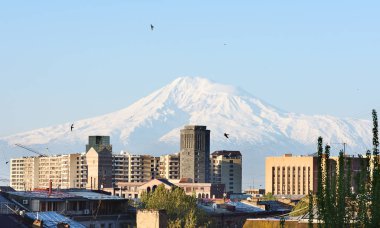 Karla kaplı Ararat Dağı 'nın bahar sabahının ilk saatlerinde manzarası, Erivan