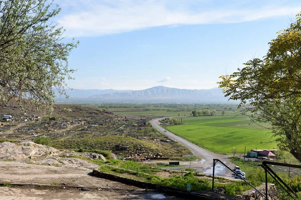 Eski Ermeni mezarlığı ve tarlaları manastır Khor Virap 'in ayağının altında. — Stok fotoğraf