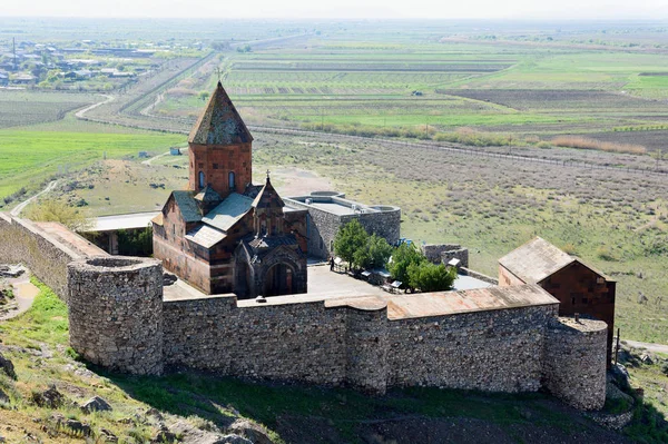 Khor Virap - deep dungeon, an Ancient Armenian fortress-monastery near border with Turkey. Located at foot of biblical Mount Ararat — 스톡 사진
