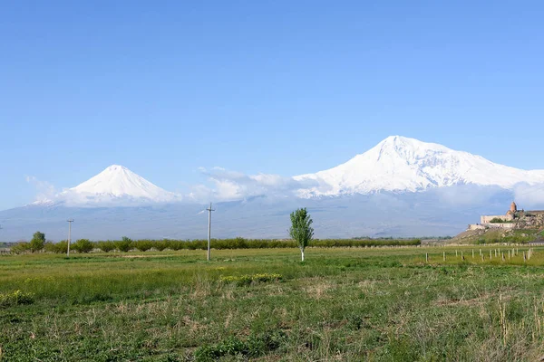 Big Ararat en Small Ararat - het hoogste vulkanische massief van de Armeense Hooglanden in Oost-Turkije — Stockfoto