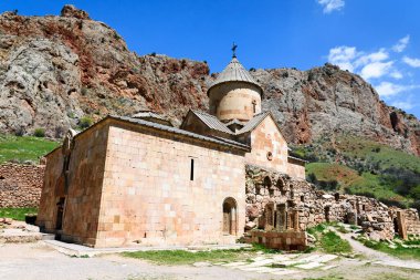 Ermenistan 'ın Yeghegnadzor kenti yakınlarındaki Noravank manastır kompleksindeki Surb Karapet Kilisesi