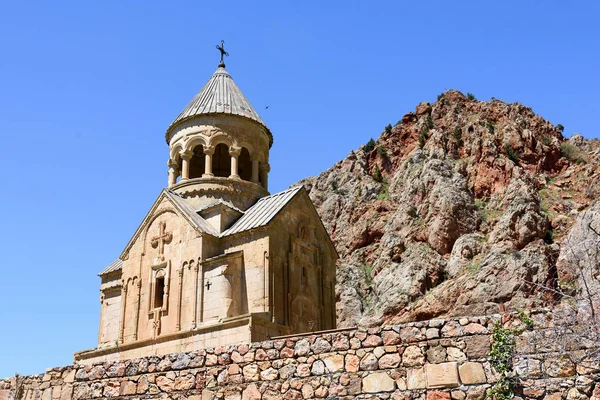 Церковь Пресвятой Богородицы, Сурб Аствацацин, в монастырском комплексе Нораванк, расположенном недалеко от города Ехегнадзор, Армения — стоковое фото