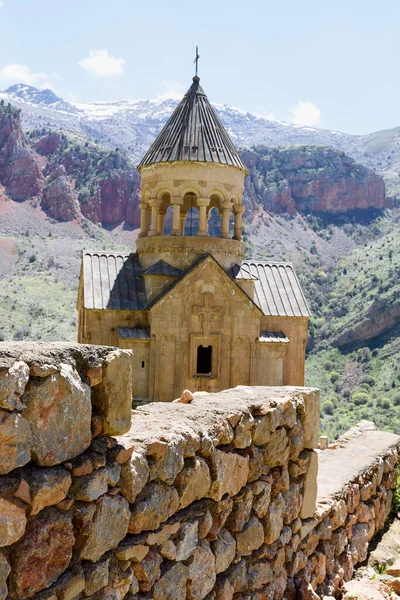 Ermenistan 'ın Yeghegnadzor kenti yakınlarındaki Noravank manastır kompleksindeki Kutsal Bakire Kilisesi Surb Astvatsatsin. — Stok fotoğraf